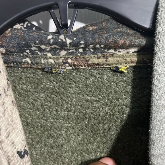 Cabela’s men’s medium hoodie. Green - Picture 6 of 7